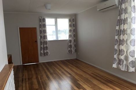 Photo of property in 2 Gibbons Crescent, Castlecliff, Whanganui, 4501