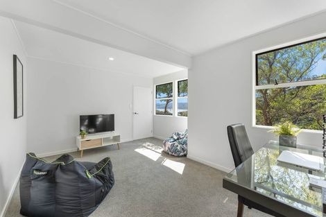 Photo of property in 10 Latham Road, York Bay, Lower Hutt, 5013