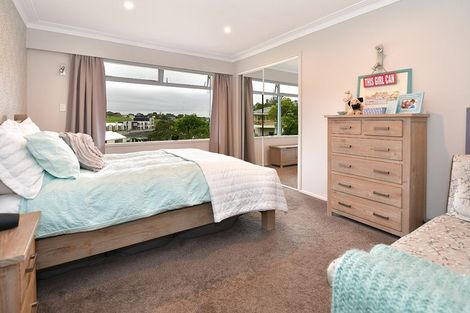 Photo of property in 12 Tawhana Crescent, Red Beach, 0932