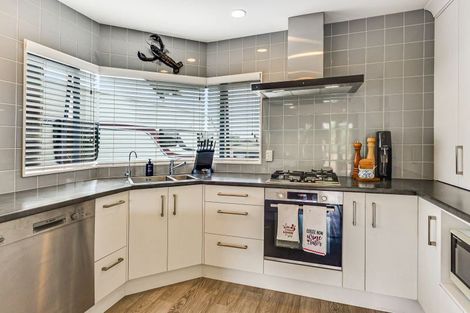 Photo of property in 4 Harrogate Place, Grandview Heights, Hamilton, 3200