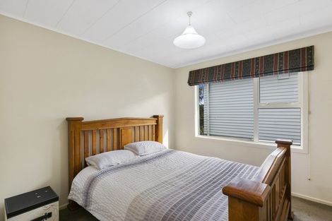 Photo of property in 31 Brooker Grove, Newlands, Wellington, 6037