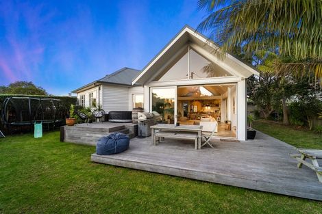 Photo of property in 17 Vincent Road, Northcote Point, Auckland, 0627