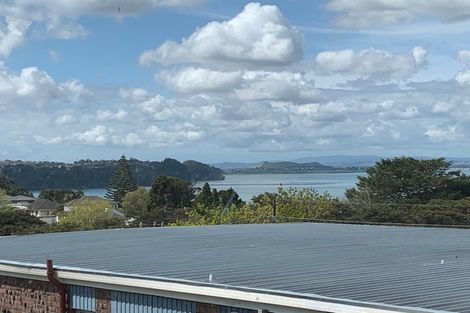 Photo of property in 2/75 Cliff View Drive, Green Bay, Auckland, 0604