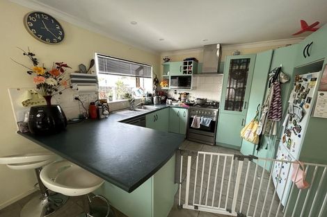 Photo of property in 1/98 Manhattan Heights, Glendene, Auckland, 0602