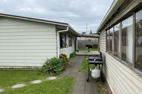 Photo of property in 17 Huruhuru Road, Massey, Auckland, 0614