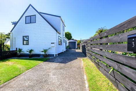 Photo of property in 3 Lindaver Grove, Merrilands, New Plymouth, 4312