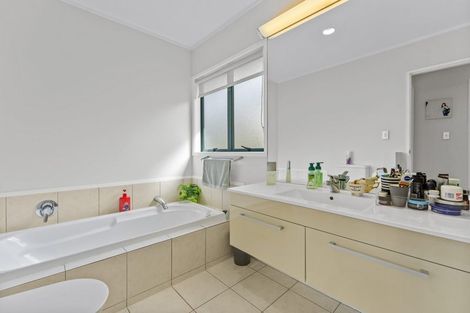 Photo of property in 140 Chelsea View Drive, Chatswood, Auckland, 0626