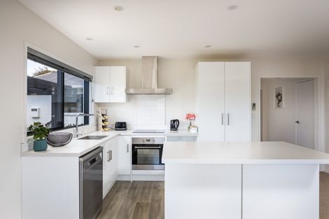 Photo of property in 11 Heta Road, Highlands Park, New Plymouth, 4312