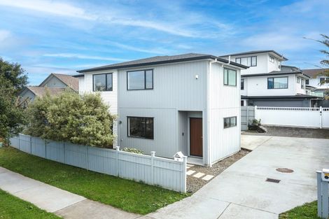 Photo of property in 16 Gosford Drive, Botany Downs, Auckland, 2010