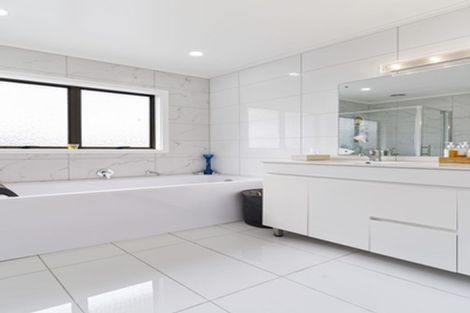 Photo of property in 2/30 Redoubt Road, Goodwood Heights, Auckland, 2105