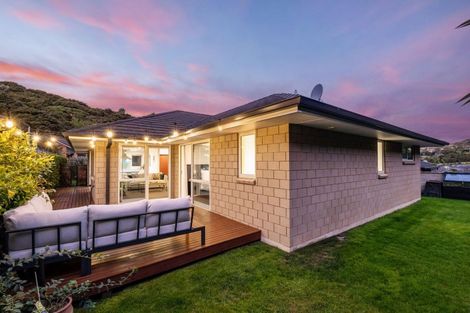 Photo of property in 27 Mooring Close, Whitby, Porirua, 5024