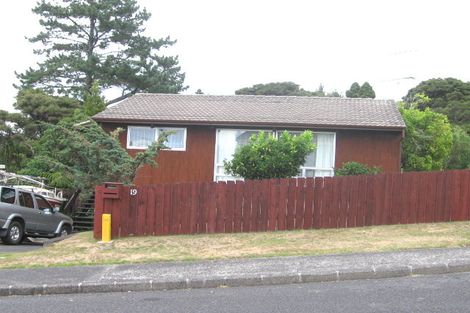 Photo of property in 17 Holdaway Avenue, Northcote, Auckland, 0627