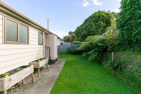 Photo of property in 5 Ladbrooke Drive, Newlands, Wellington, 6037