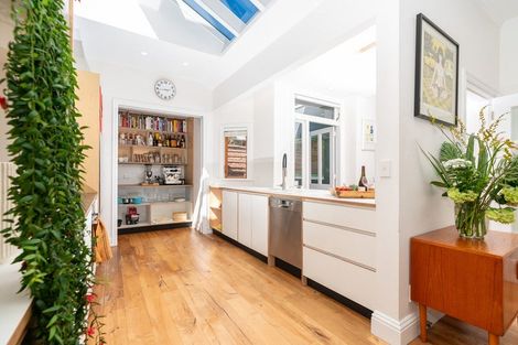 Photo of property in 16 Hawker Street, Mount Victoria, Wellington, 6011