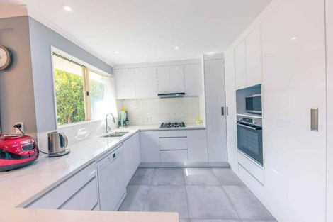 Photo of property in 8 Red Oak Place, Schnapper Rock, Auckland, 0632