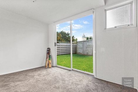 Photo of property in 2/41 Challen Close, Conifer Grove, Takanini, 2112