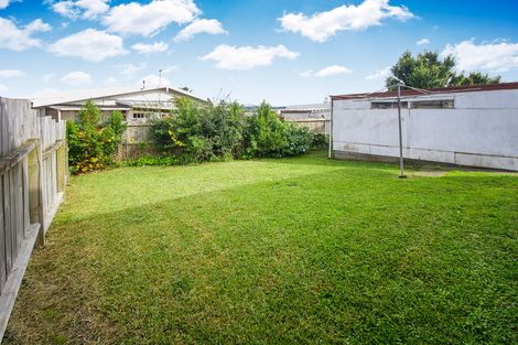 Photo of property in 2/22 Norcross Avenue, Henderson, Auckland, 0612