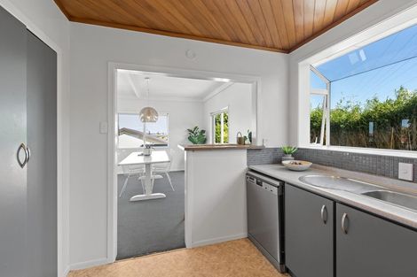 Photo of property in 17 Lyndhurst Road, Te Atatu South, Auckland, 0610