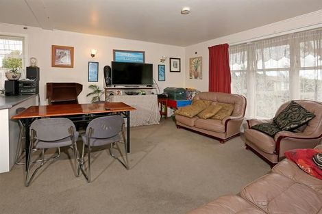 Photo of property in 6 Kirrie Avenue, Te Atatu South, Auckland, 0610