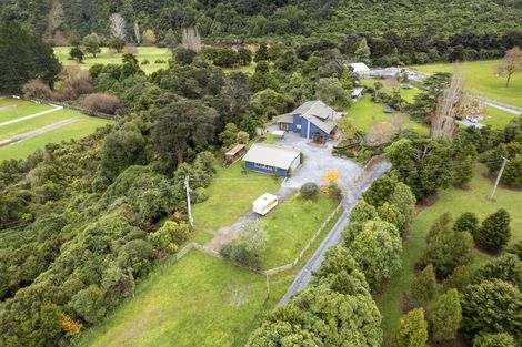 Photo of property in 61 Twin Lakes Road, Te Marua, Upper Hutt, 5018