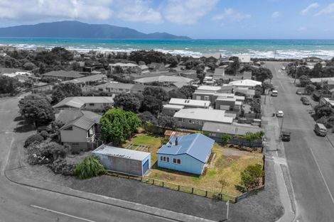 Photo of property in 18 Waimea Road, Waikanae Beach, Waikanae, 5036