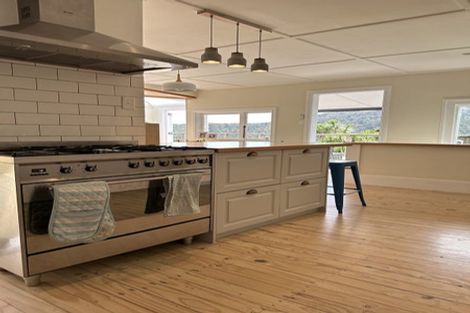 Photo of property in 8 Pendrell Road, Piha, New Lynn, 0772