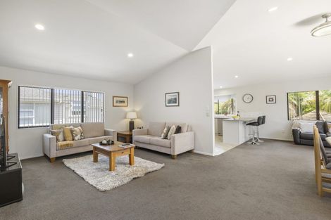Photo of property in 2/23 Kiteroa Terrace, Rothesay Bay, Auckland, 0630
