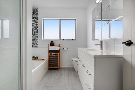 Photo of property in 5a Collingwood Road, Waiuku, 2123