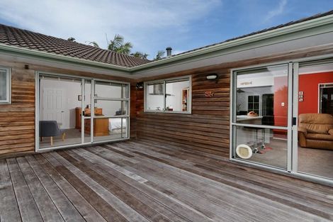 Photo of property in 13 La Roche Place, Northcote, Auckland, 0627