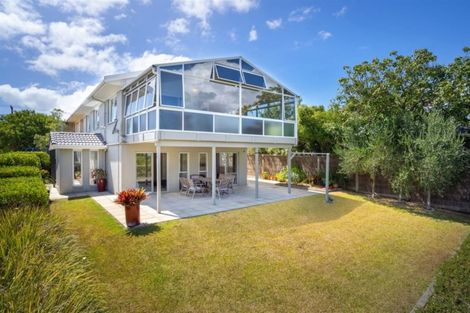 Photo of property in 2/98 Queen Street, Northcote Point, Auckland, 0627