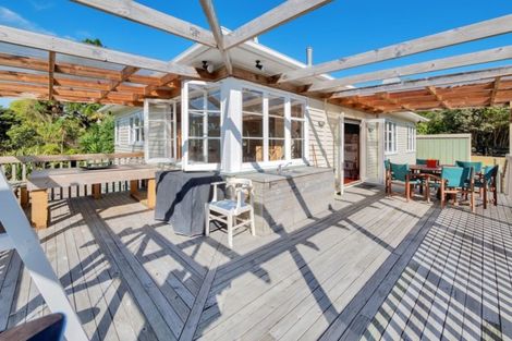 Photo of property in 2 Slater Road, South Head, Helensville, 0874