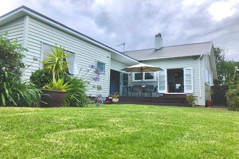 Photo of property in 11 Ocean View Road, Milford, Auckland, 0620