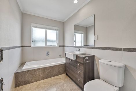 Photo of property in 10 Reno Way, Flat Bush, Auckland, 2016