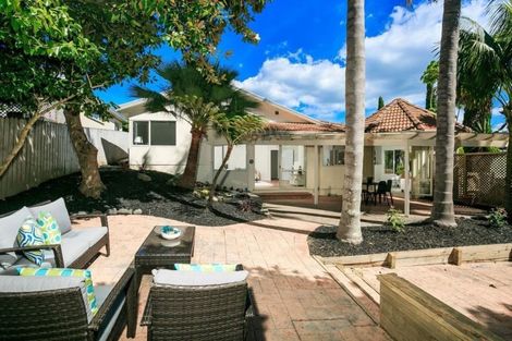 Photo of property in 17 Goldfinch Rise, Unsworth Heights, Auckland, 0632