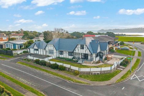 Photo of property in 81 Kiwi Esplanade, Mangere Bridge, Auckland, 2022