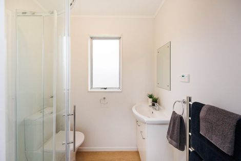 Photo of property in 18 Cumberland Place, Kelvin Grove, Palmerston North, 4414