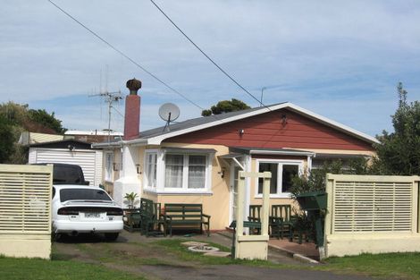 Photo of property in 16 Taupata Street, Castlecliff, Whanganui, 4501