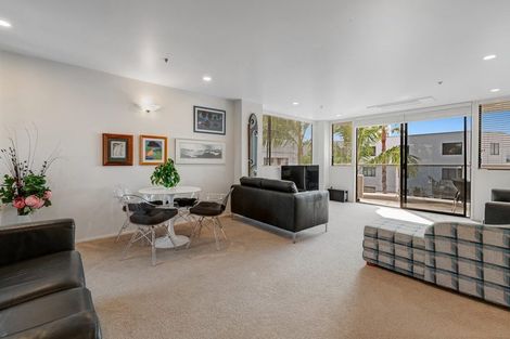 Photo of property in 3a/171 Hurstmere Road, Takapuna, Auckland, 0622