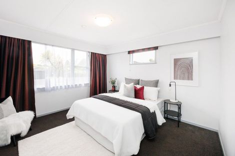 Photo of property in 2 Pukatea Place, Milson, Palmerston North, 4414