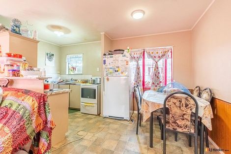 Photo of property in 2/12 De Bloge Place, Clendon Park, Auckland, 2103