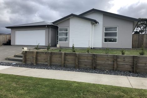 Photo of property in 15 Coutts Way, Fitzherbert, Palmerston North, 4410