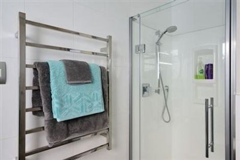 Photo of property in 2/91 Aberdeen Road, Castor Bay, Auckland, 0620