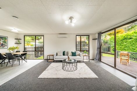 Photo of property in 33 Hartford Crescent, Totara Park, Upper Hutt, 5018