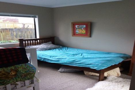 Photo of property in 14 Buisson Glade, West Harbour, Auckland, 0618