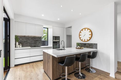 Photo of property in 1 The Crest, Sunnyhills, 2010