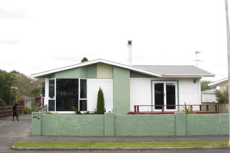 Photo of property in 16 Riversdale Drive, Merrilands, New Plymouth, 4312