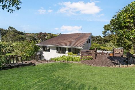 Photo of property in 69 Easton Park Parade, Glenfield, Auckland, 0629