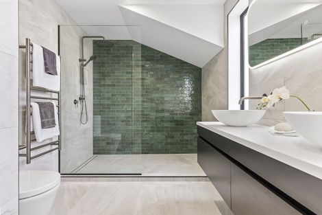 Photo of property in 1 The Crest, Sunnyhills, 2010