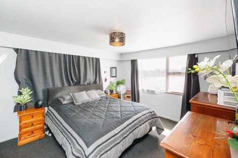 Photo of property in 16 Dunk Place, Milson, Palmerston North, 4414