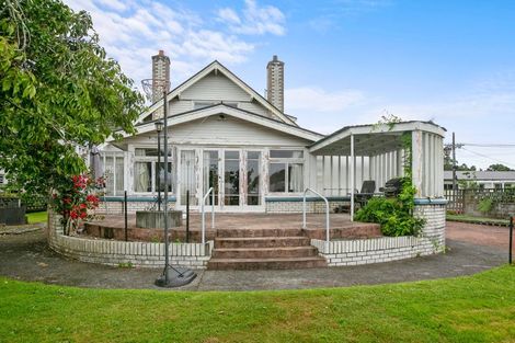 Photo of property in 10 Mangorei Road, Strandon, New Plymouth, 4312